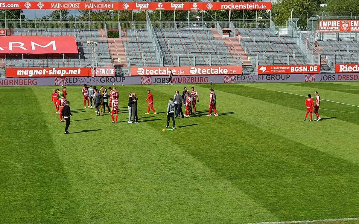 Spieler der wuerzburger kickers nach dem spiel auf feld Spieler der wuerzburger kickers nach dem spiel auf feld